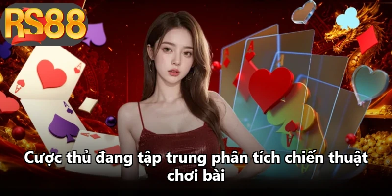 Cược thủ đang tập trung phân tích chiến thuật chơi bài Cược thủ đang tập trung phân tích chiến thuật chơi bài